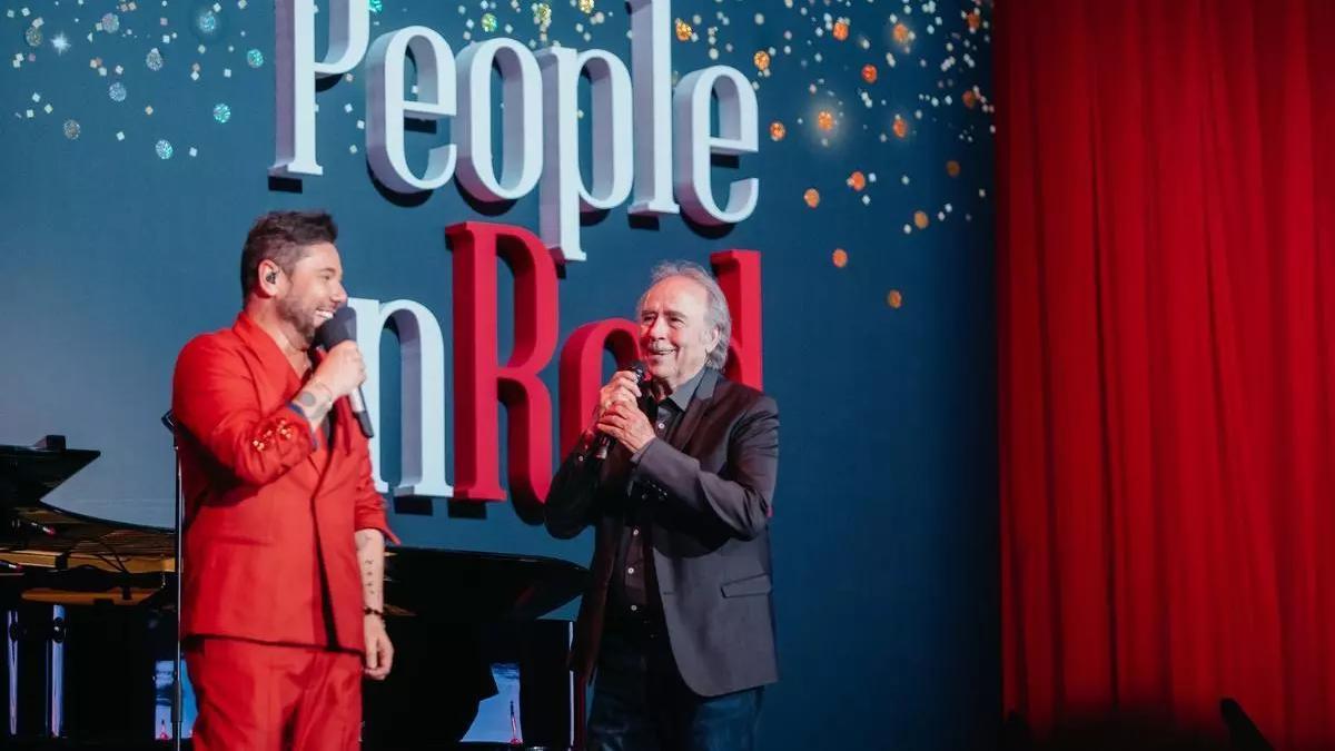 Un momento de la actuación de Poveda y Serrat durante la velada de la People in Red 2023.