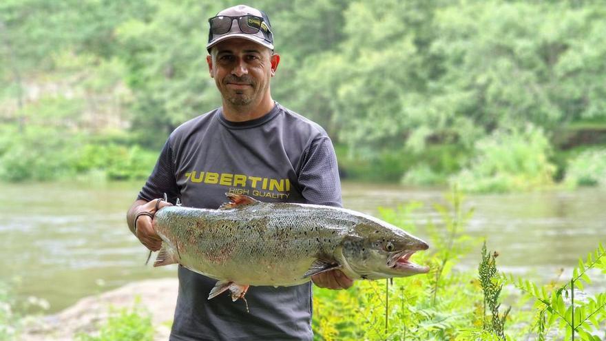 Piden ampliar la temporada de pesca de salmón en el Ulla durante el mes de julio