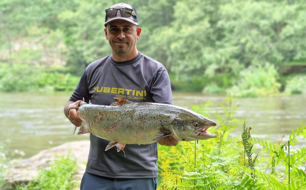Pescador con salmón río Ulla A Estrada campanu