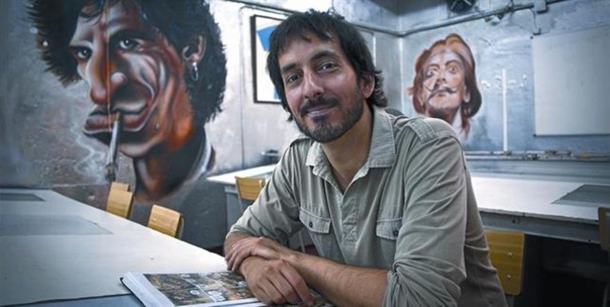El dibuixant català Josep Homs, ahir a l’Escola Joso de còmic i arts visuals de Barcelona, on dóna classes.