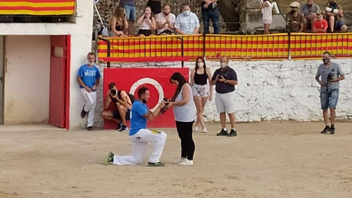 Pedida de mano en un concurso de recortadores de Morella