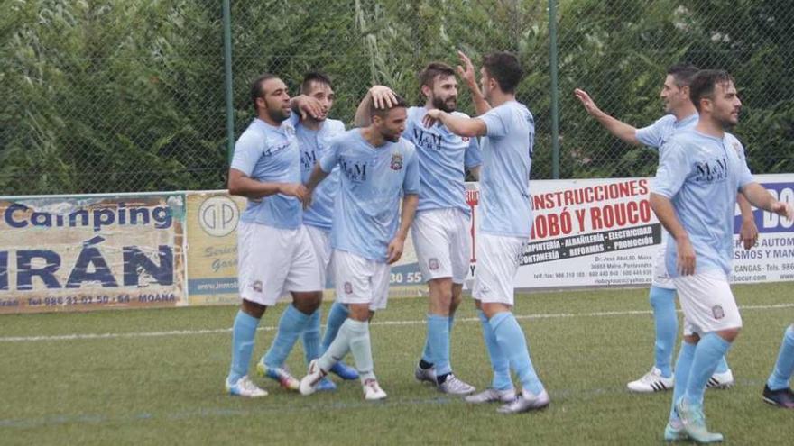 Los jugadores del Moaña se felicitan tras uno de los goles del domingo ante el Areas. // Santos Álvarez