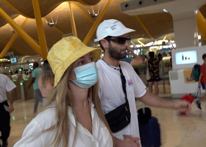 Ester Expósito y Nico Furtado en el aeropuerto