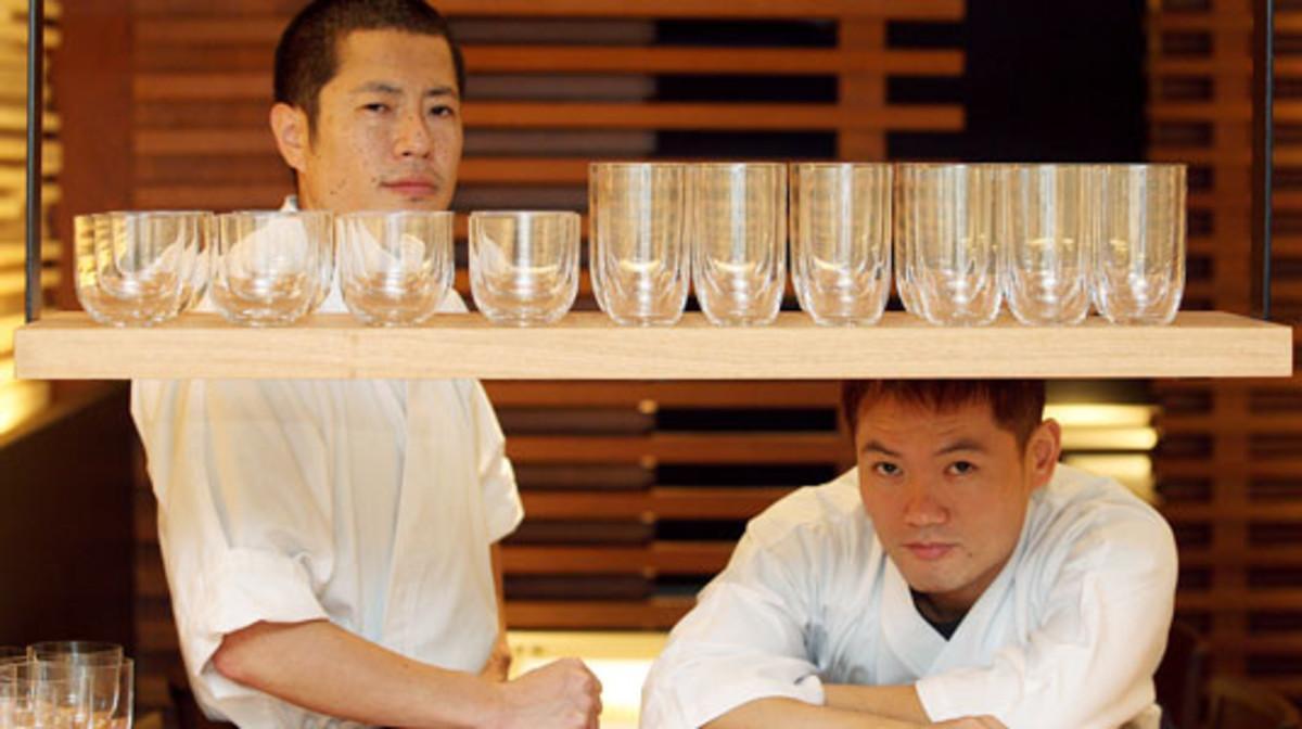 Hikeki (Izquierda) y Sam, chefs del restaurante japonés Koy Khunka de la calle Copons. Foto: DANNY CAMINAL. Hikeki (Izquierda) y Sam, chefs del restaurante japonés Koy Khunka de la calle Copons. Foto: DANNY CAMINAL.