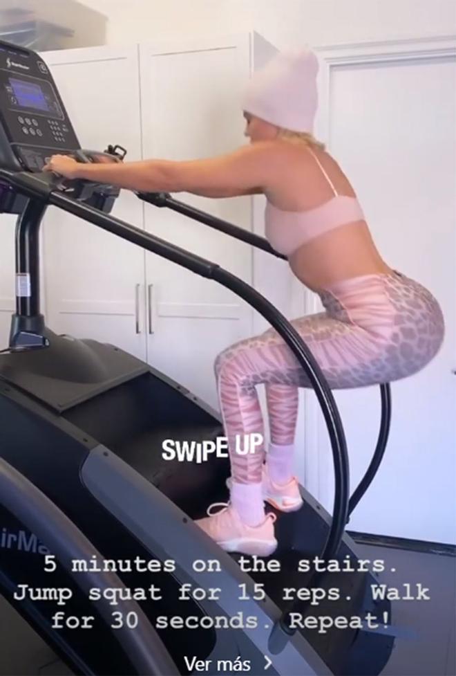 Khloé Kardashian haciendo ejercicio con un gorro puesto