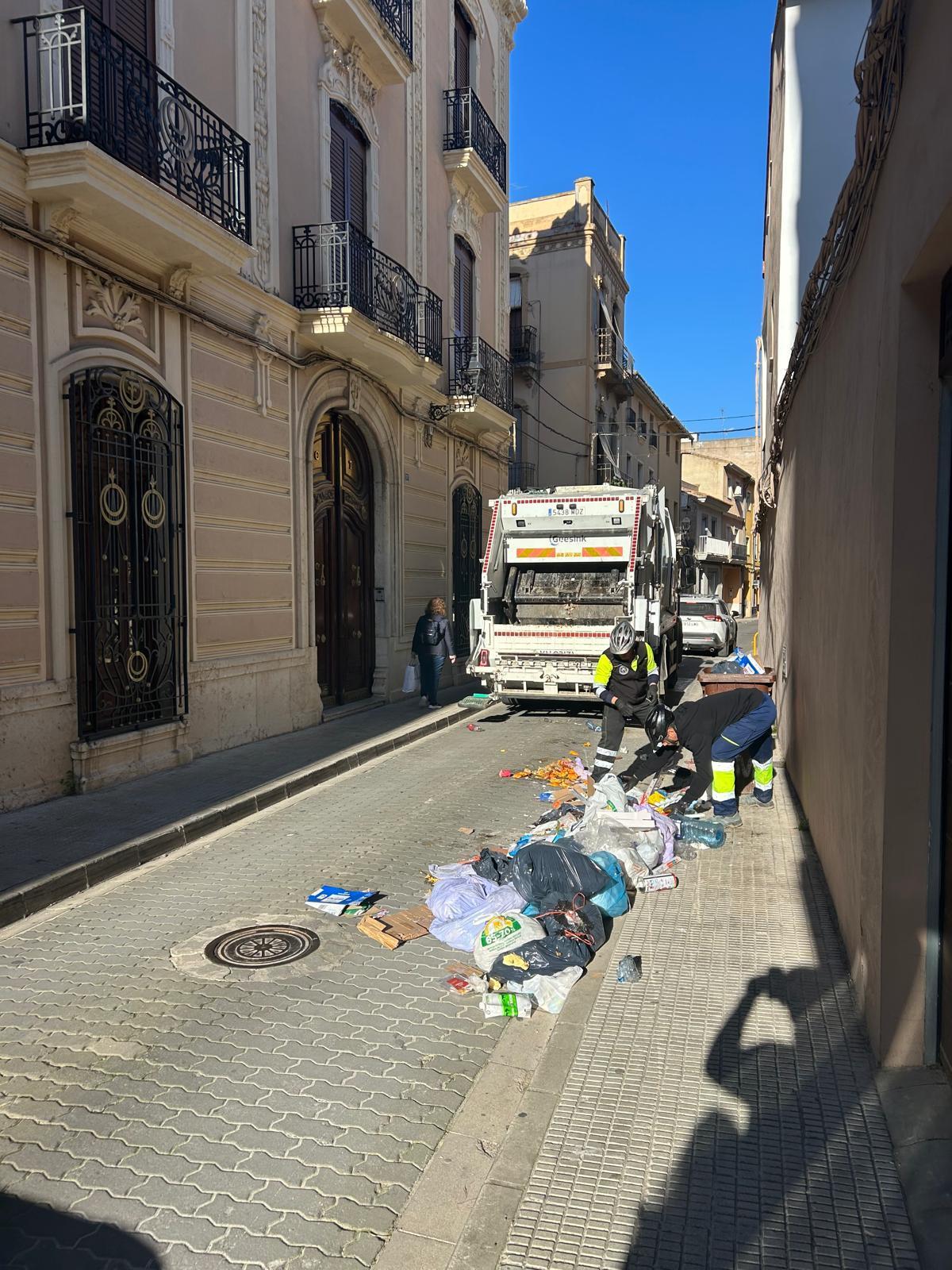 Los operarios han iniciado esta mañana el servicio extraordinario de limpieza.