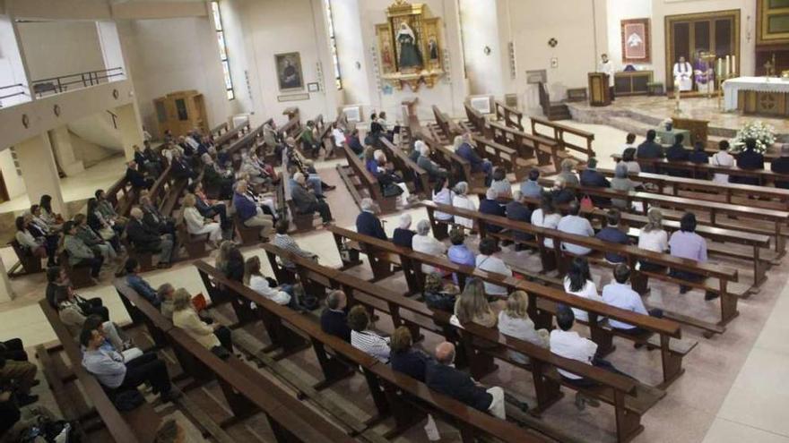 Asistentes al funeral por Penado en la iglesia de Campolongo. // Santos Álvarez