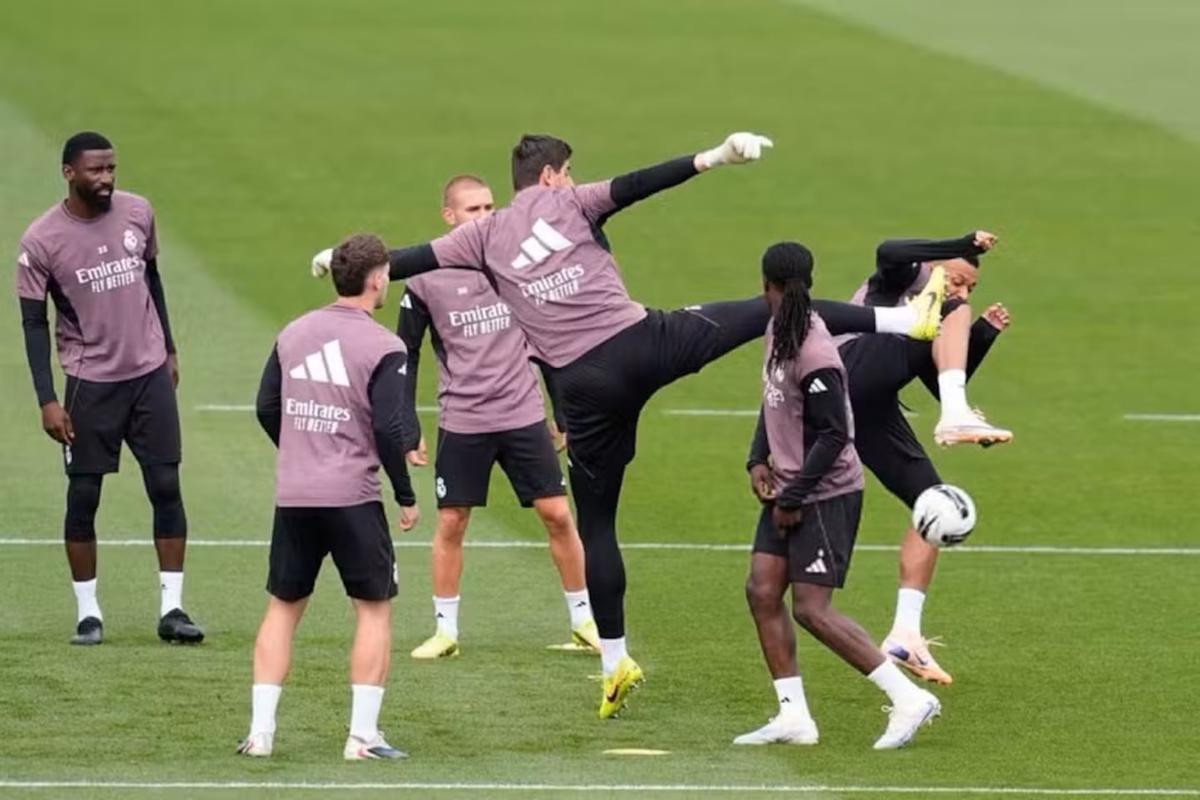 Kylian Mbappé sufre una entrada de Thibaut Courtois en el último entrenamiento del Real Madrid previo al clásico.