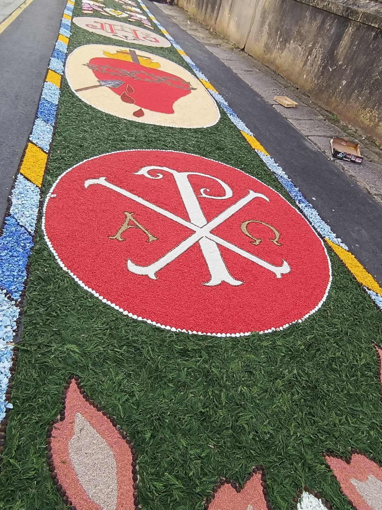 Castropol se llena de color con sus alfombras florales