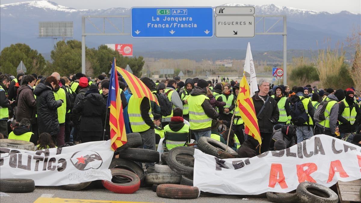 zentauroepp42684359 figueres protestes detencio puigdemont   tall autopista 27 0180327103901