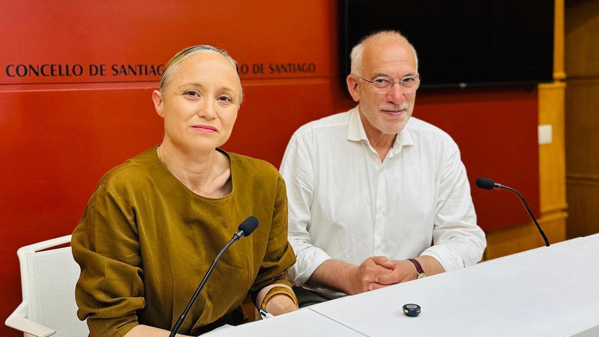 A concelleira Marta Abal xunto ao seu compañeiro na bancada socialista, Sindo Guinarte
