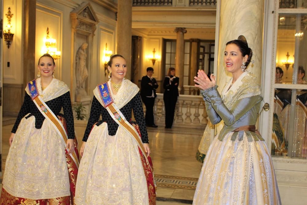 Carla Muñoz aplaude a la corte al entrar en el Salón de Cristal