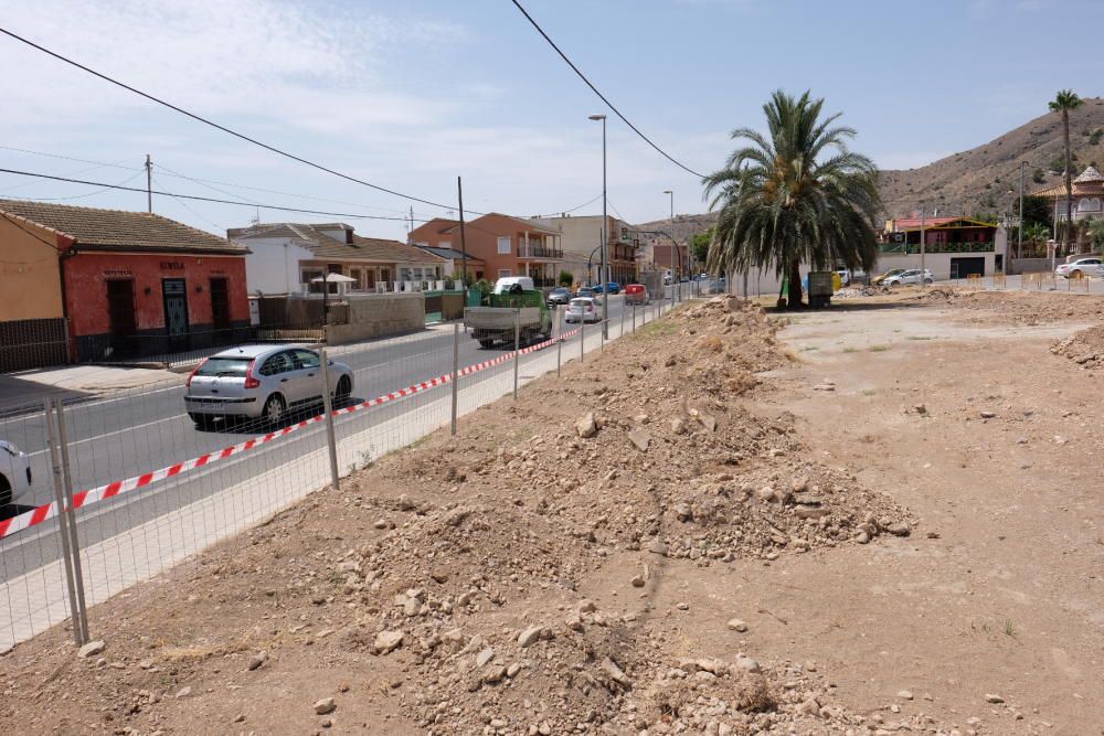 Obras del nuevo parque de Raiguero de Bonanza sobre 2.300 metros cuadrados en Orihuela que han sido reanudadas tras la paralización llevada a cabo por la demarcación de carreteras.