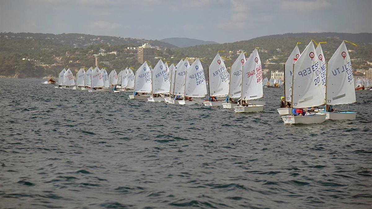 Salida del grupo amarillo en la segunda jornada del Palamós Optimist Trophy