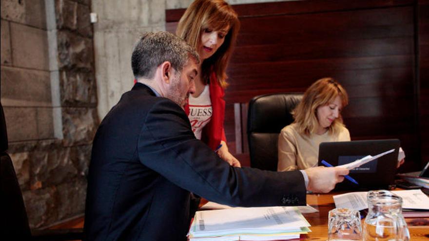 Fernando Clavijo habla, ayer, con la consejera Nieves Lady Barreto momentos antes de comenzar el Consejo de Gobierno.