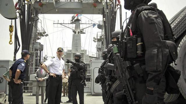 El Príncipe visita la base contra la piratería en el Indico. El Príncipe Felipe elogió ayer el "éxito" de la misión que desarrollan las Fuerzas Armadas españolas en la lucha contra la piratería en el Indico. El heredero de la Corona se dirigidó con estas palabras a la dotación del buque de la Armada "Patiño" que ostenta ahora el mando de la Operación "Atalanta" de la UE contra la piratería en las aguas frente a Somalia. Previamente, saludó a los militares del Ejército del Aire que componen el destacamento Orion en la capital de Yibuti, donde cuentan con un avión de vigilancia marítima. // Efe