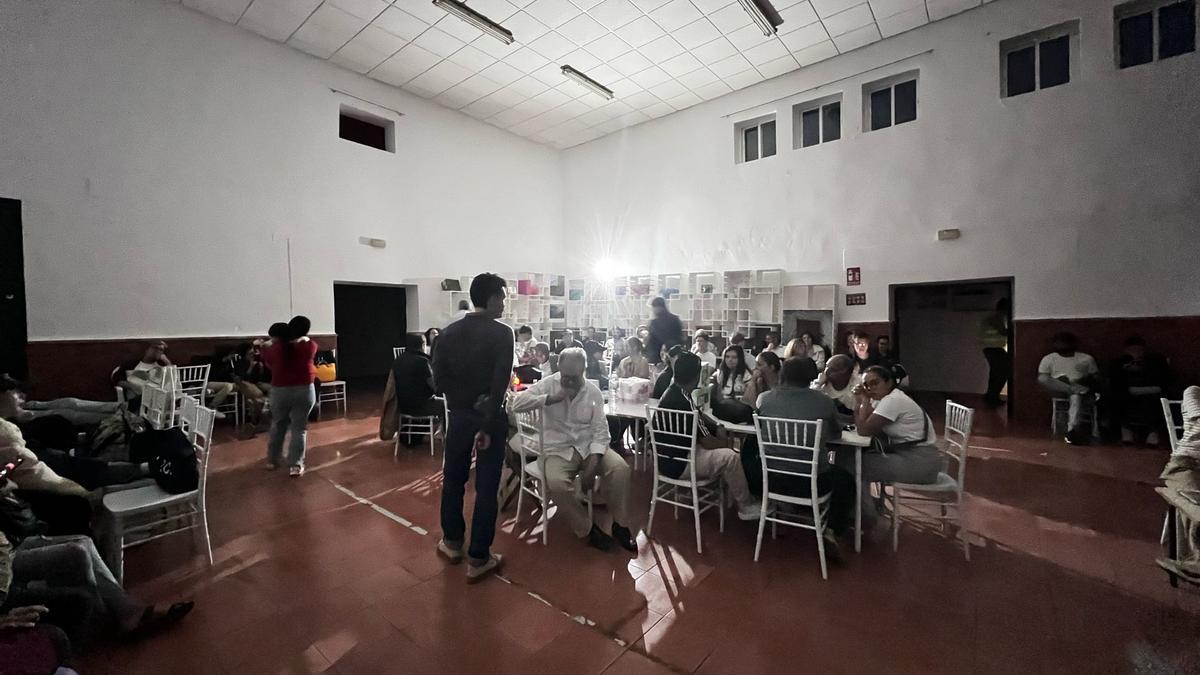 Pasajeros del tren Iryo en un salón de Hornachuelos durante la noche del lunes.