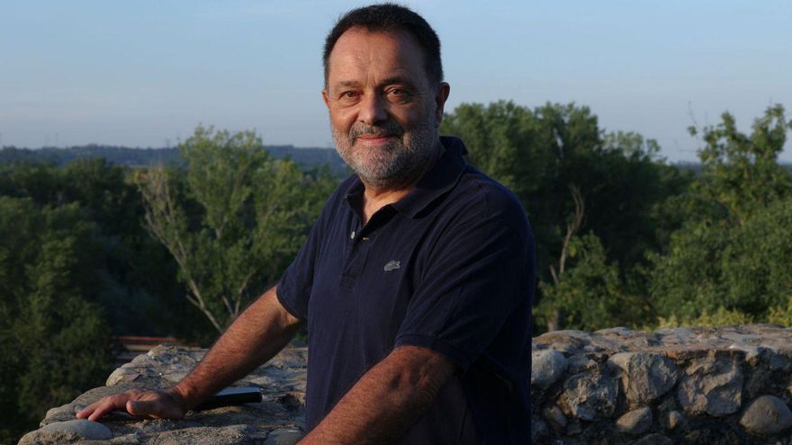 Joan Sayeras, en un dels espais del poble de Bàscara.