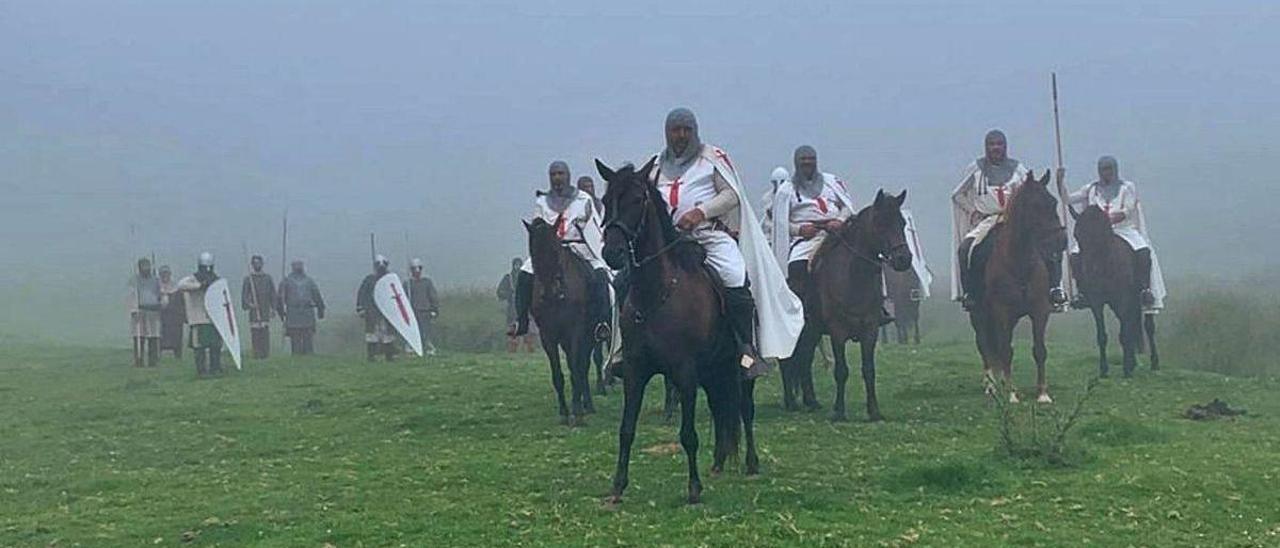 Los actores a caballo preparados para rodar.