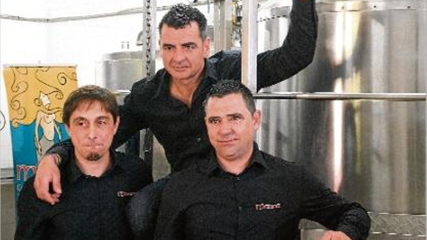 Els tres socis de l&#039;empresa productora de la Cervesa Marina, Kevin i Josep Andreu i Gregori González.