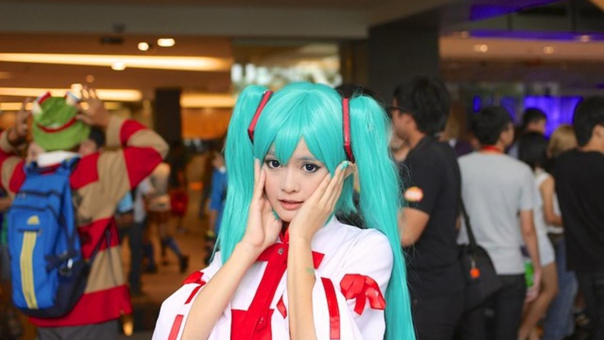 Imagen del Anime Festival Asia 2013, con una chica vestida como sus héroes de los dibujos animados.