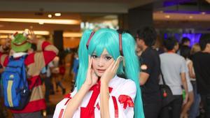 Imatge de l’Anime Festival Àsia 2013, amb una noia vestida com els seus herois dels dibuixos animats.