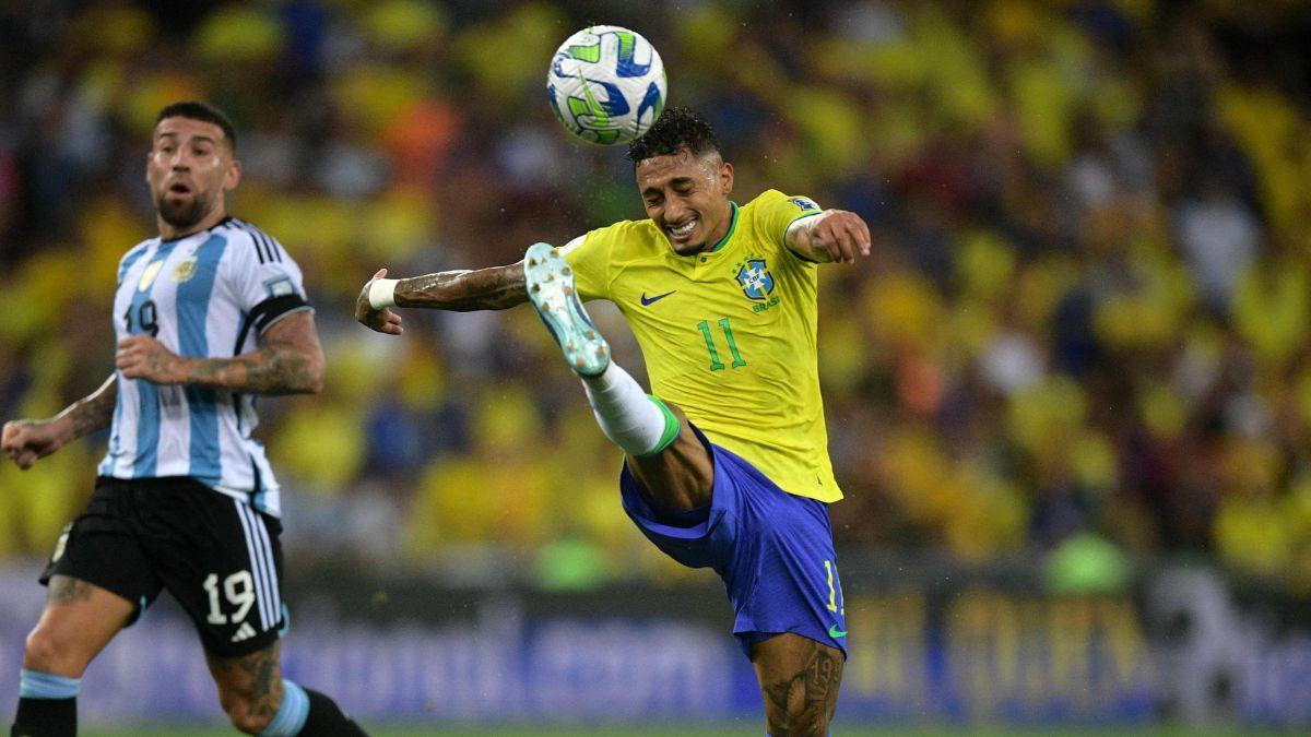 Raphinha intenta controlar el balón en el Brasil-Argentina en Maracaná