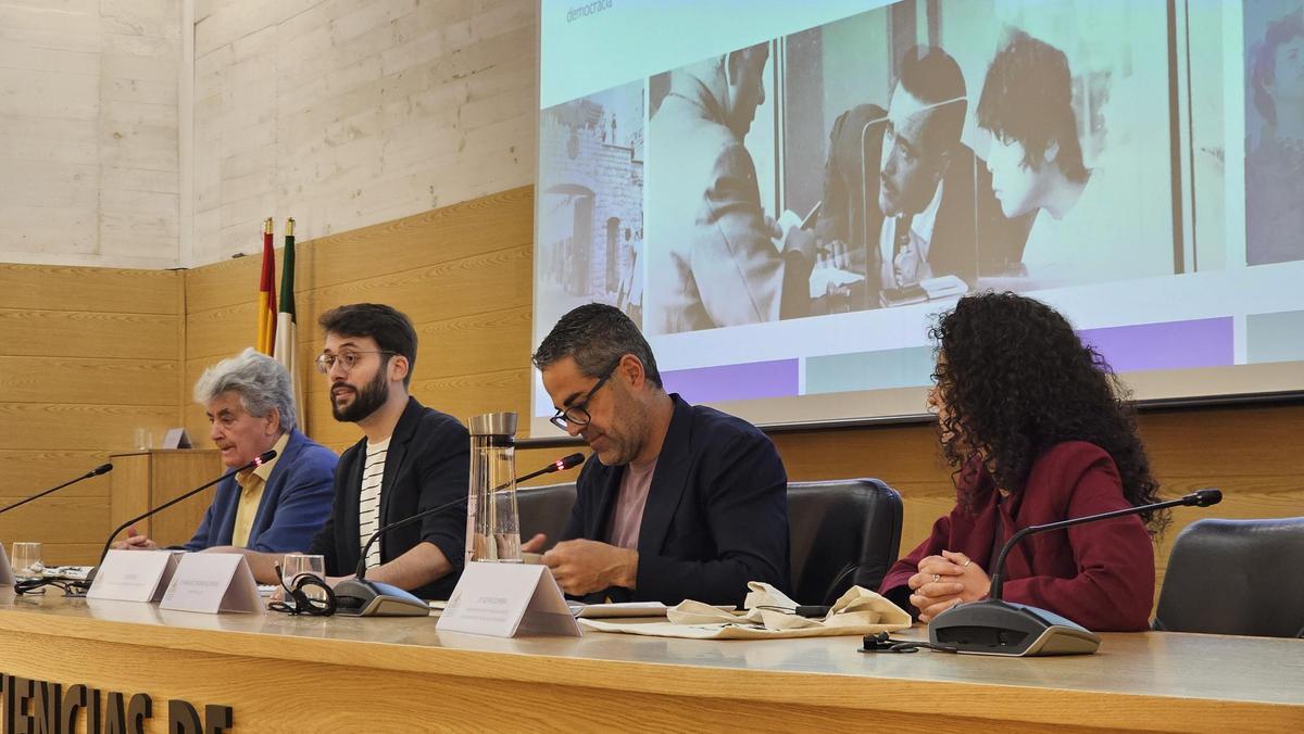 Mesa del coloquio con los distintos ponentes en el salón de actos de la Facultad de Ciencias de la Documentación y la Comunicación.