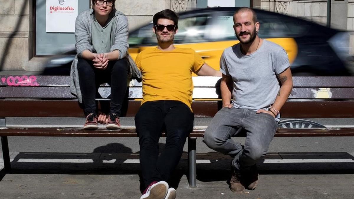 Roser Cruells, Èric Vergés y Jan Riera-Prats posan en una calle de Barcelona.