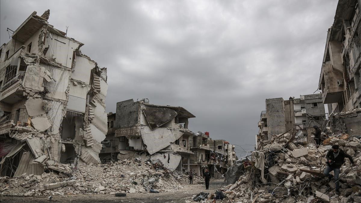 Vista de una de las calles de la ciudad siria de Idlib destruida por los efectos de la guerra.