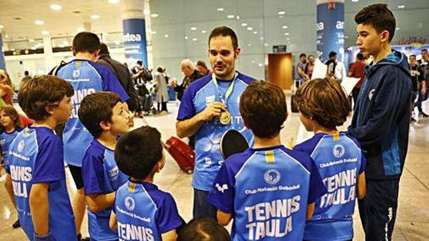 El campió del món, Jordi Morales, amb nens del Club Natació Sabadell