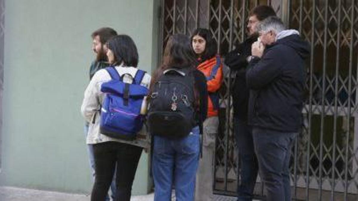 La oposición frente al edificio.