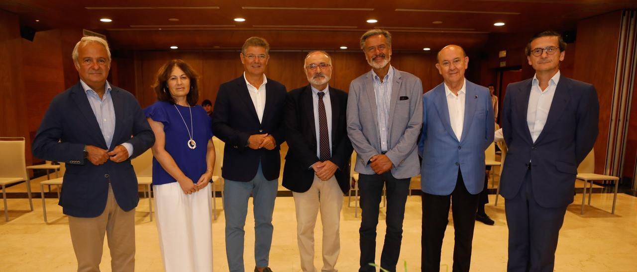 Por la izquierda, Jesús Chamorro, presidente del TSJA; Encarnación Vicente, viceconsejera de Justicia; Rafael Catalá; Benigno Pendás, presidente de los Cursos de La Granda; Juan Fernando López Aguilar; Andrés Ollero y Alberto Dorrego, director del curso dedicado a la Administración de Justicia.