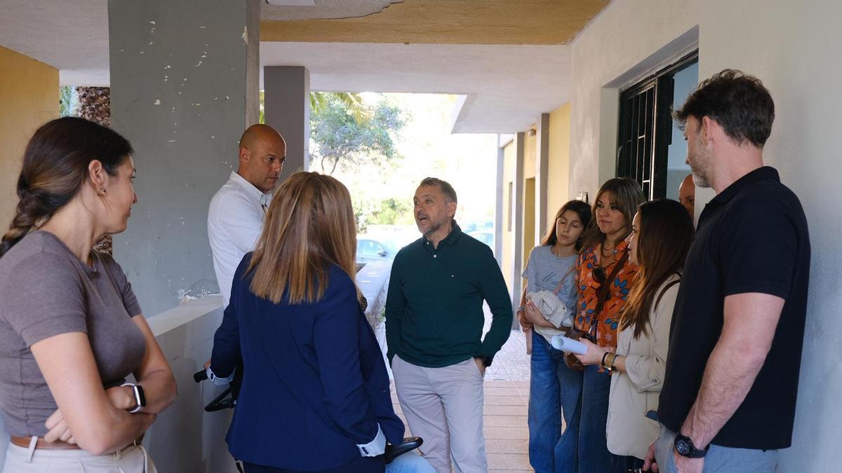 El alcalde, en la visita realizada a los bloques de viviendas de Los Gladiolos.