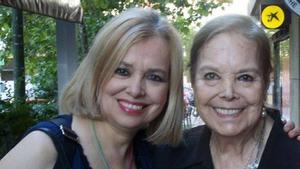 La actriz Emma Ozores junto a su madre, Elisa Montés.