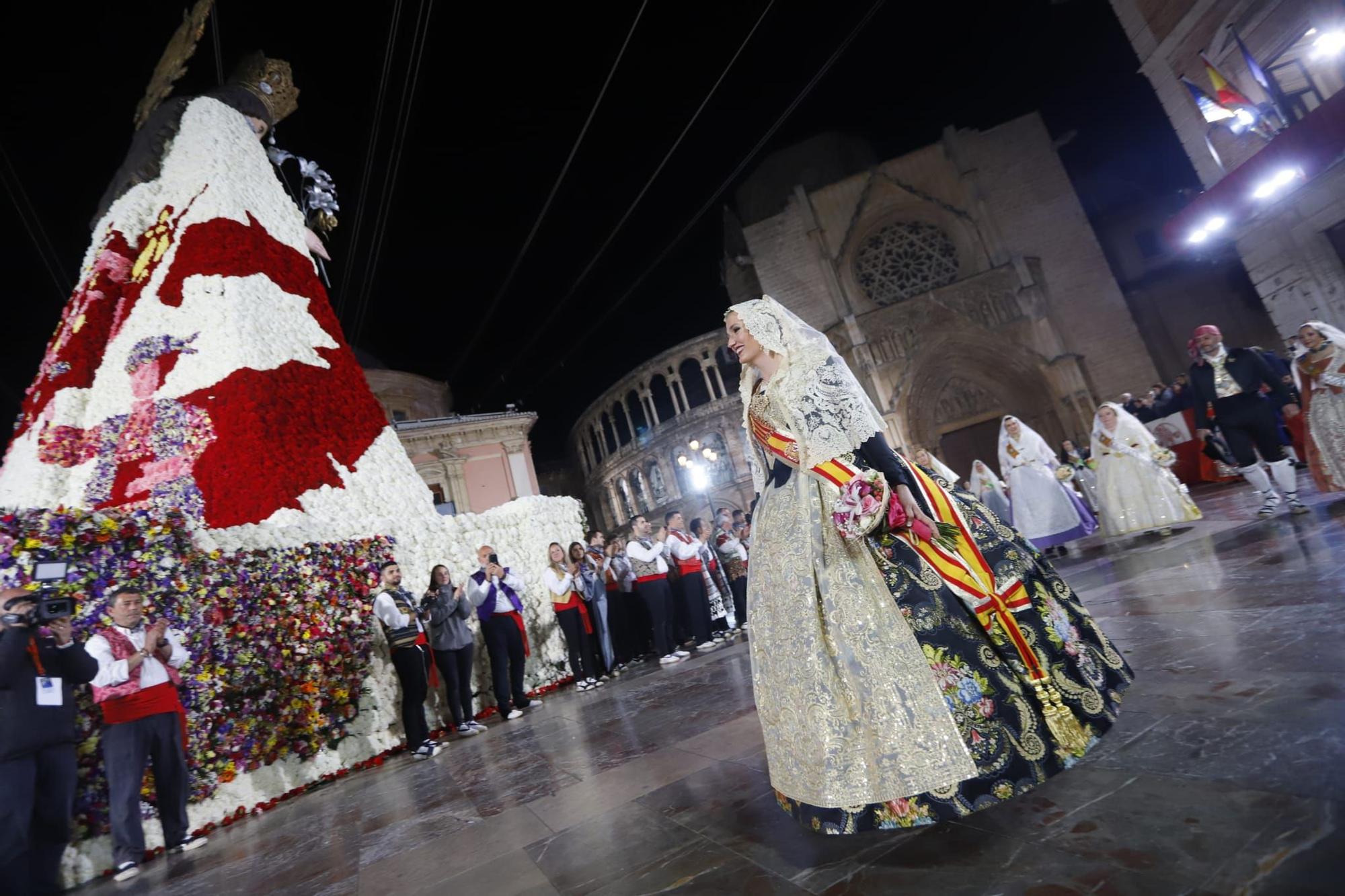 Laura Mengó y su corte coronan la ofrenda a la Virgen