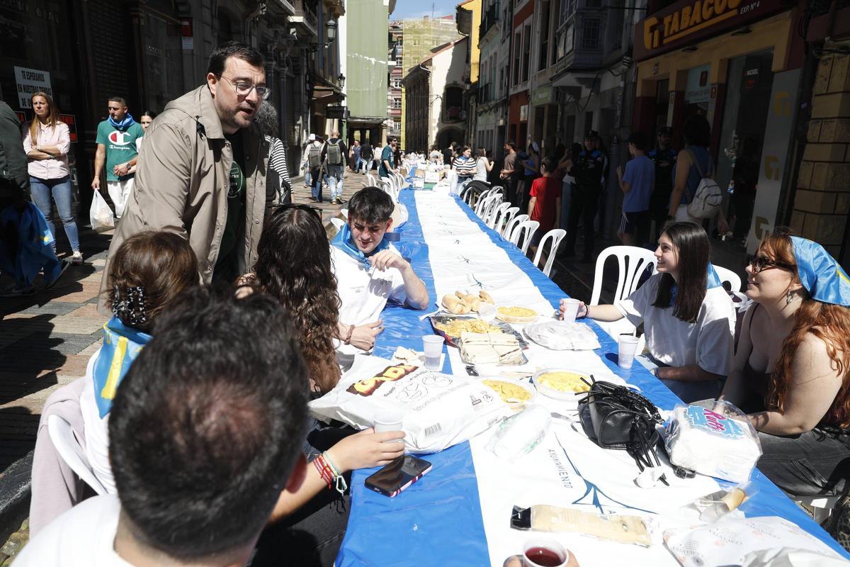 EN IMÁGENES: El presidente Adrián Barbón se da un baño de masas en la Comida en la Calle de Avilés