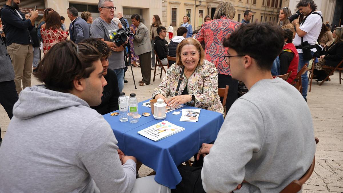 Café contra la soledad no deseada en la plaza de la Seo