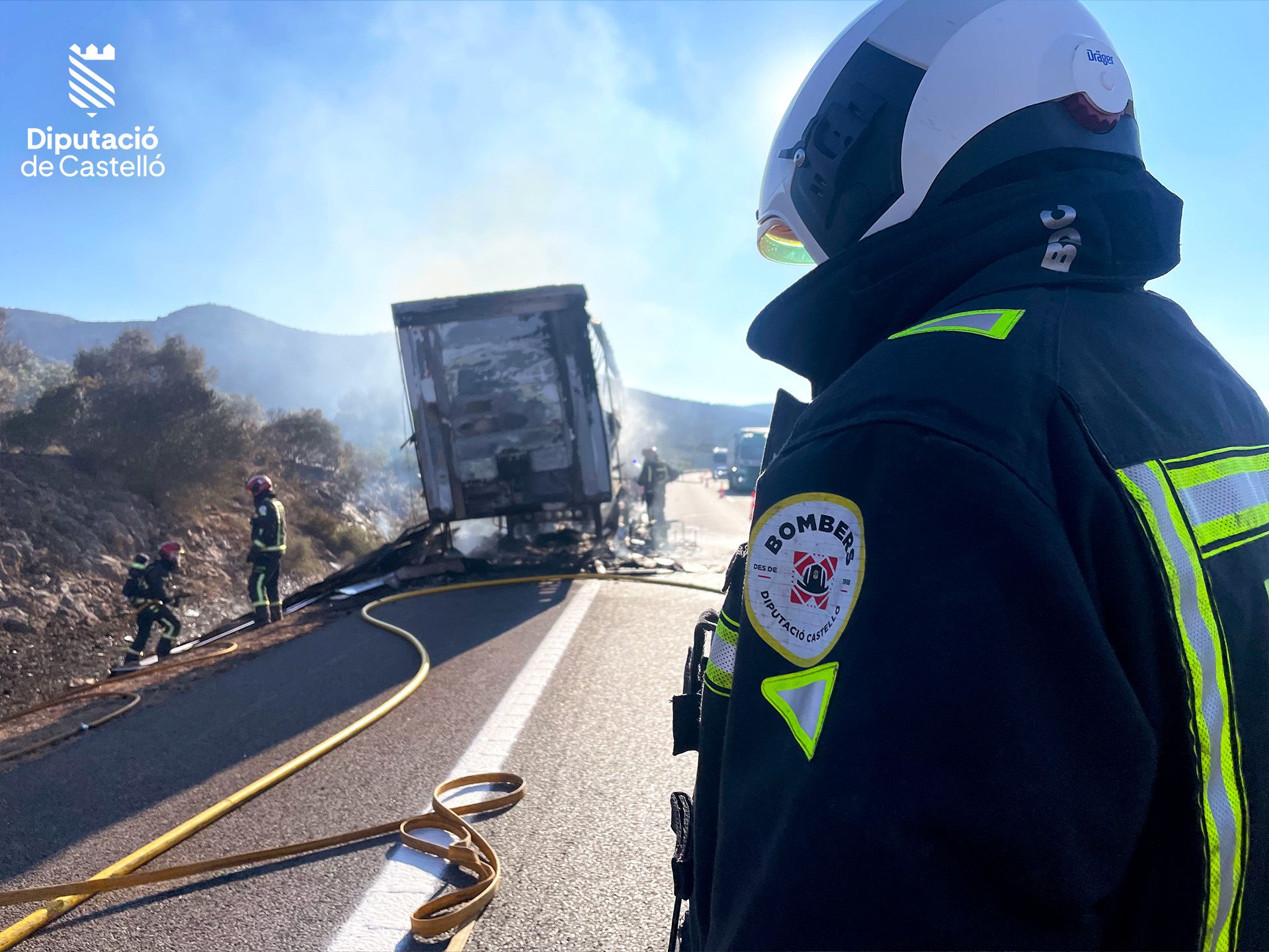 Un camión articulado de sofás se incendia en la AP-7 en Castellón