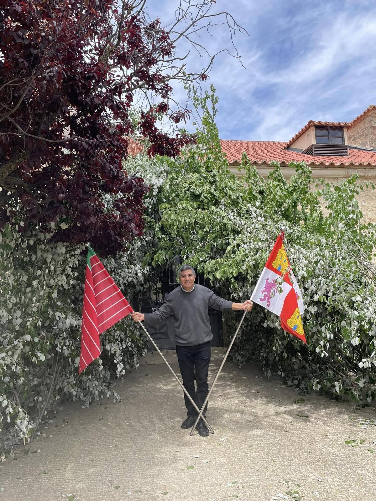 El sacerdote peruano con las banderas de Zamora y de Castilla y León.