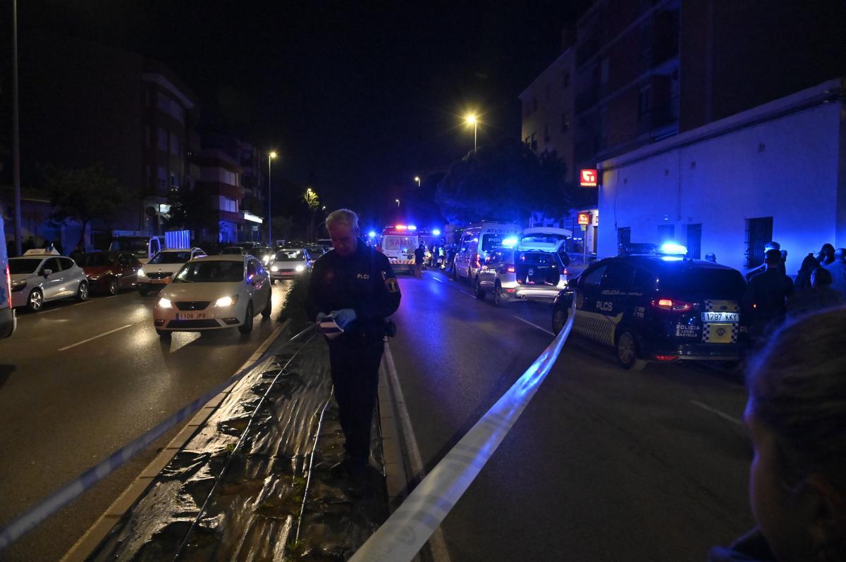 Un agente acordona la zona del siniestro en la avenida Alcora de Castelló.