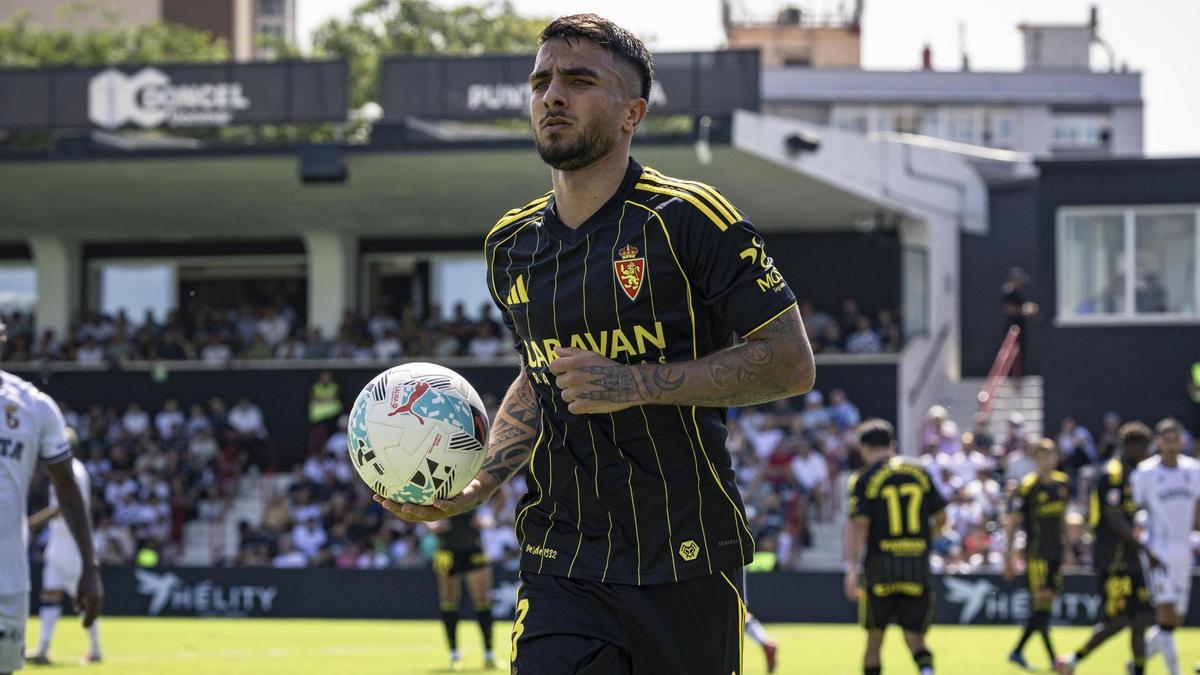 Tasende se dispone a efectuar un saque de banda.