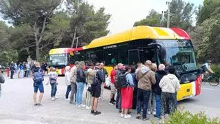 Buses repletos de turistas hacia el faro en el primer día de restricciones en Formentor