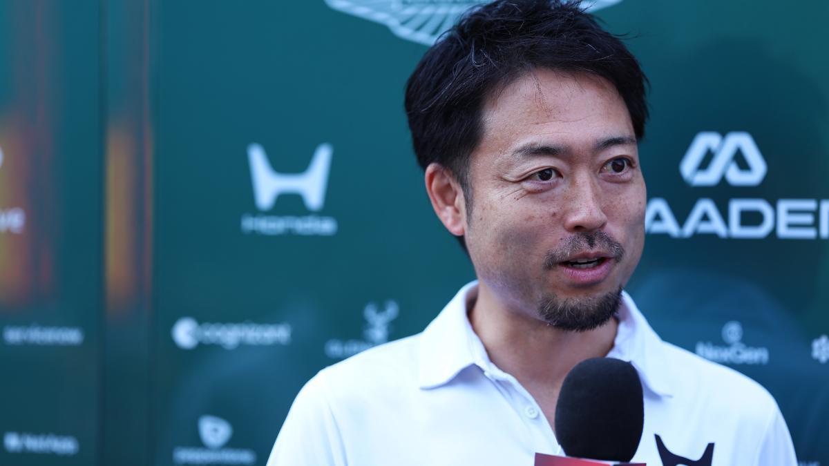 Orihara, jefe de pista de Honda, atendiendo a los medios