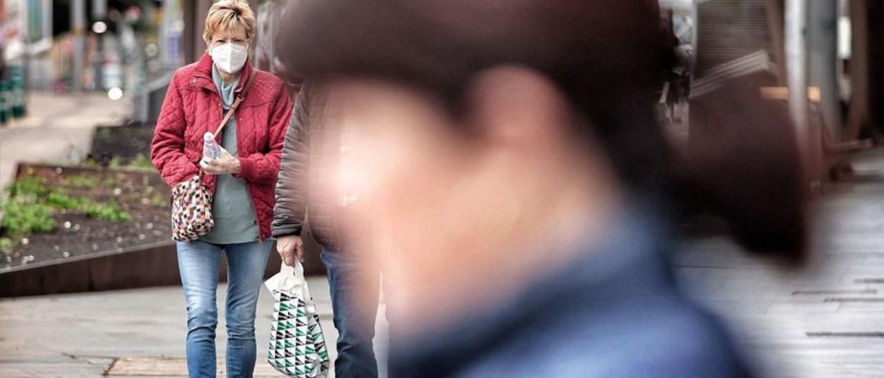 Varias personas transitan por la capital tinerfeña.