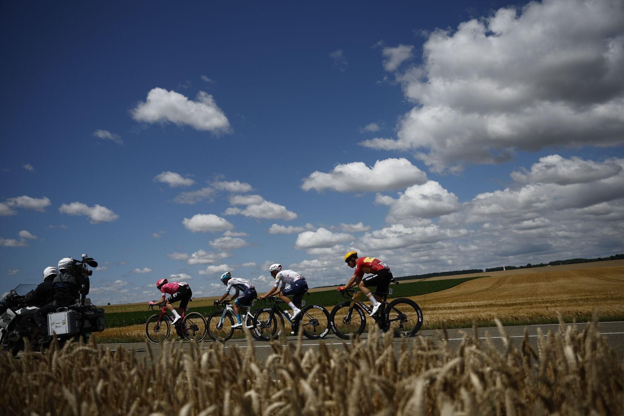 (France), 08/07/2025.- (L-R) Danish rider Kasper Asgreen of EF Education - EasyPost team, French rider Lenny Martinez of Bahrain - Victorious team, French rider Thomas Gachignard of Team TotalEnergies and Norwegian rider Jonas Abrahamsen of Uno-X Mobility team in action during the 4th stage of the Tour de France cycling race over 174.2km from Amiens to Rouen, France, 08 July 2025. (Ciclismo, Bahrein, Francia) EFE/EPA/MARTIN DIVISEK