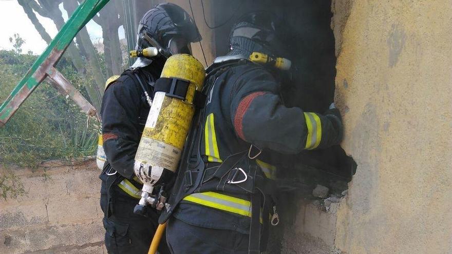 Apagan un incendio en un garaje de Cartagena