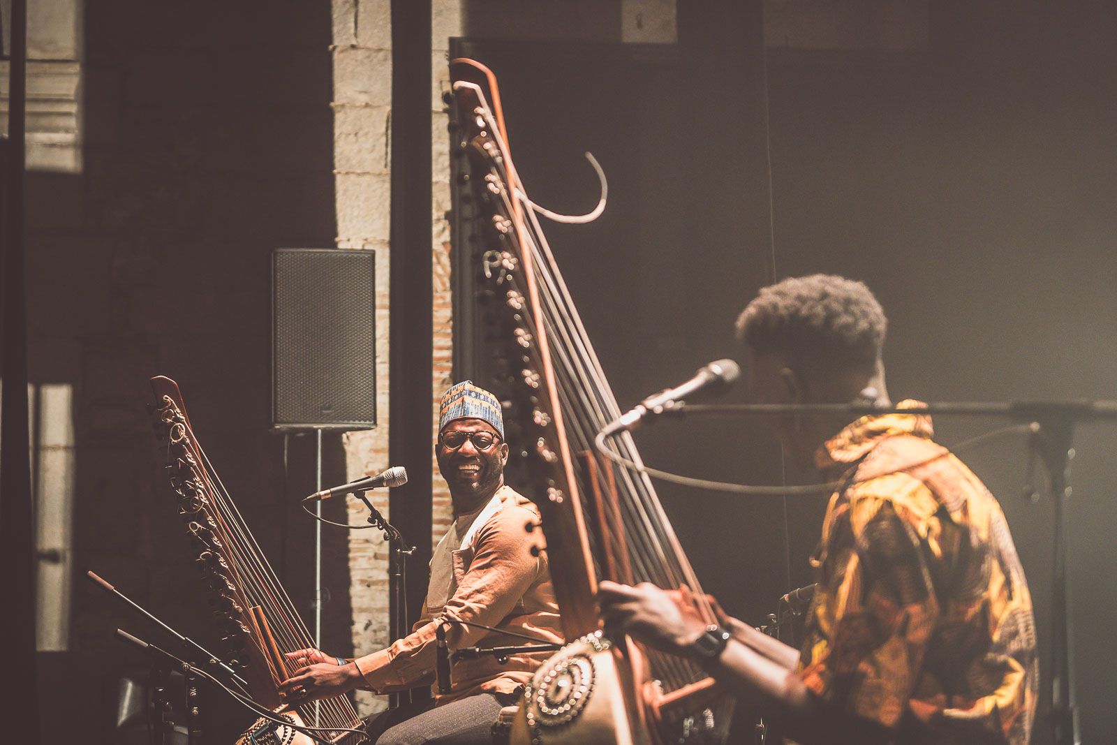 Momi Maiga 和 Seckou Keita 在黑人音乐节上展示科拉传统
