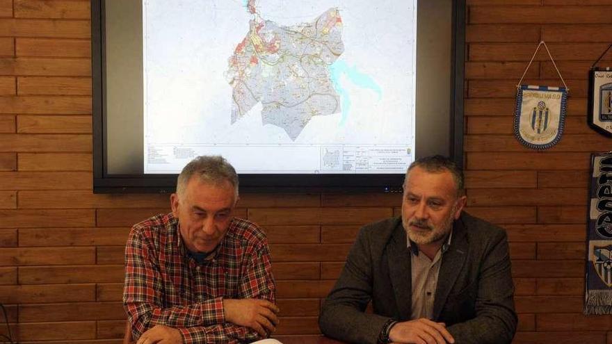 El concejal de Urbanismo, Juan Leirós, y el alcalde, Óscar García Patiño, ante un mapa de Cambre.