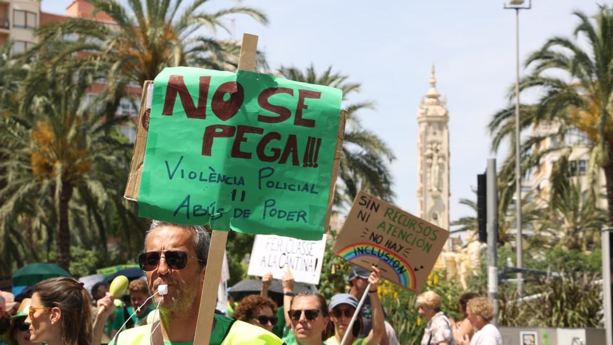La manifestación de profesores, a vista de dron, a su paso por la plaza de Luceros de Alicante